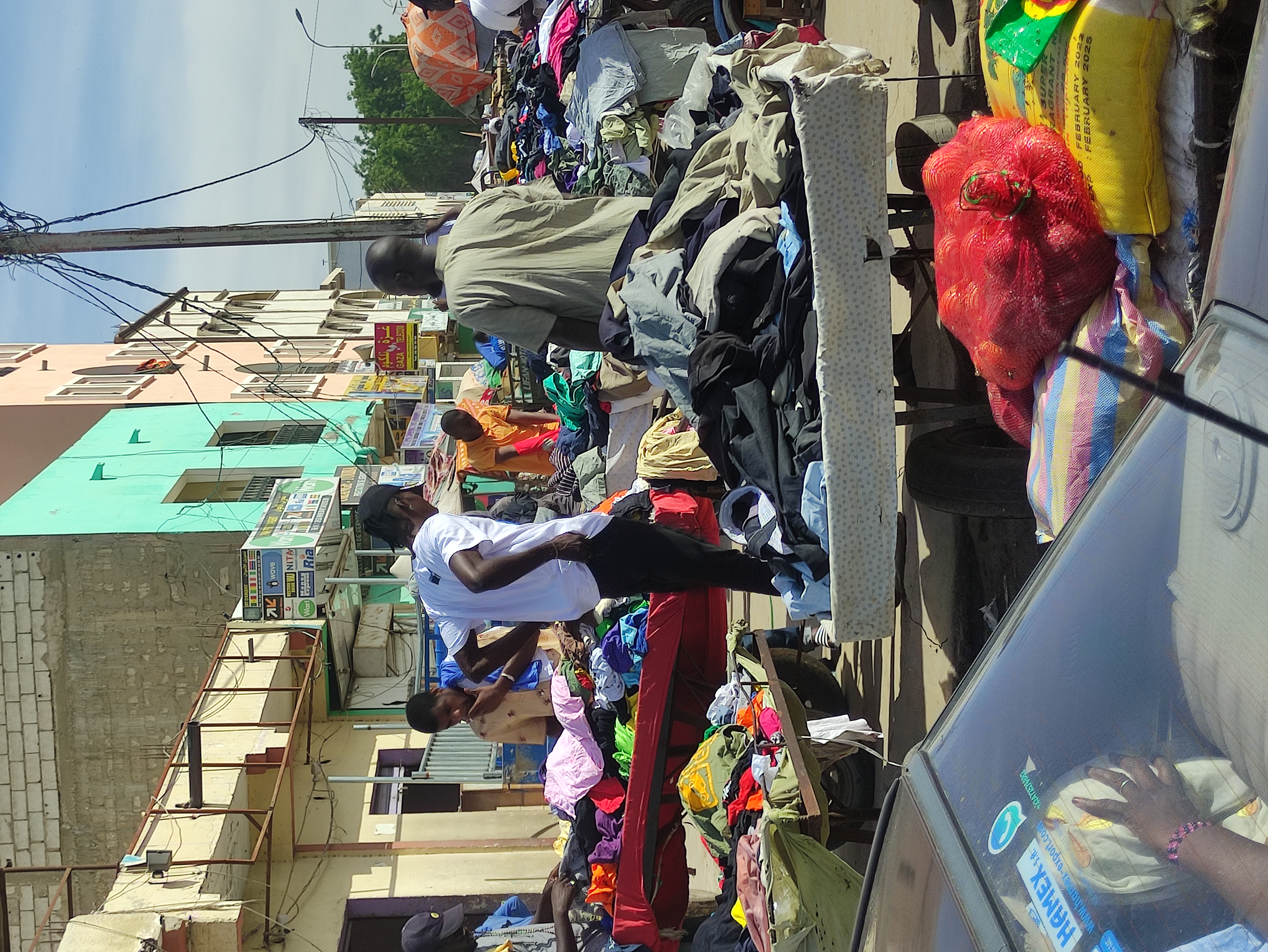 صورة سوق الملابس المستعملة قبلة الفقراء المفضلة رغم الجائحة/ مريم إبراهيم